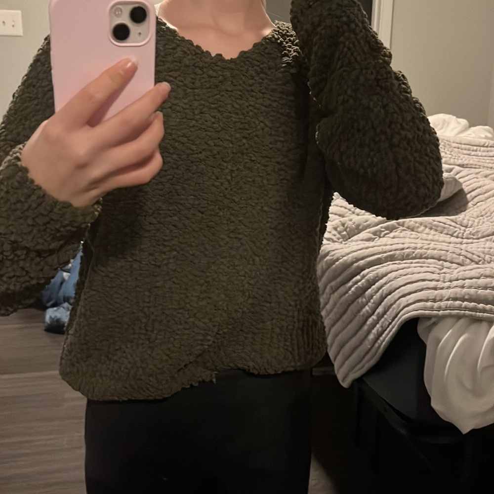 Hippie Rose Womens XS dark green v neck sweater.